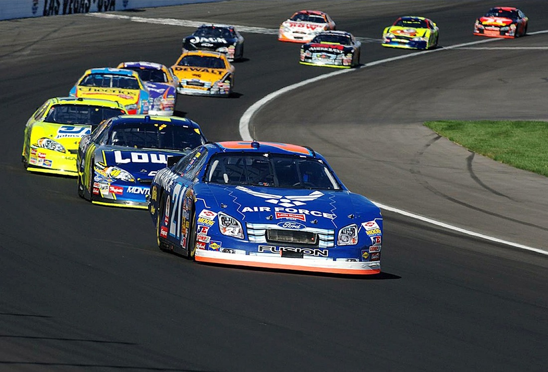 Read more about the article Taking a Look at Stock Car Racing