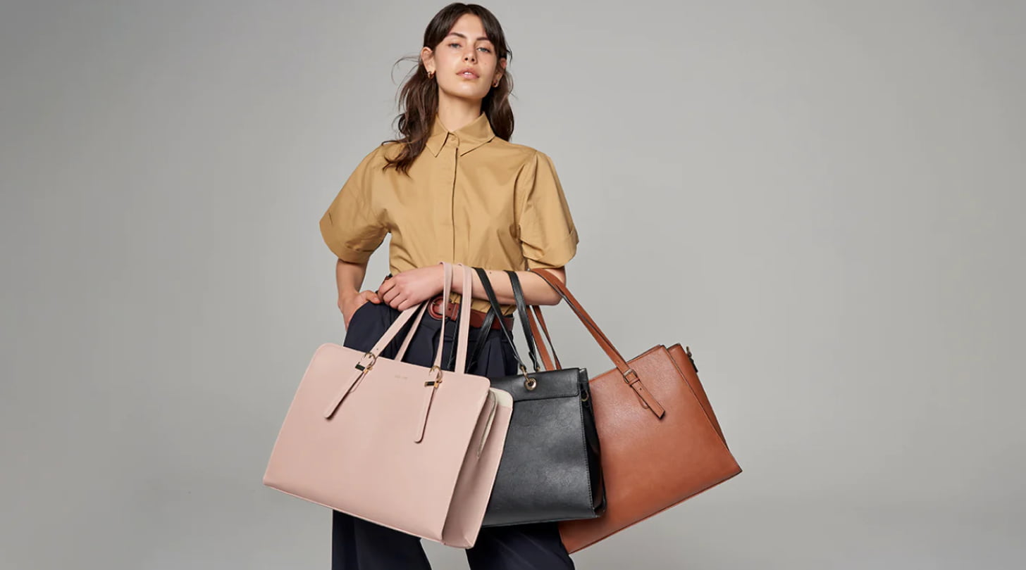 Read more about the article The Benefits of Shopping for Leather Handbags Online