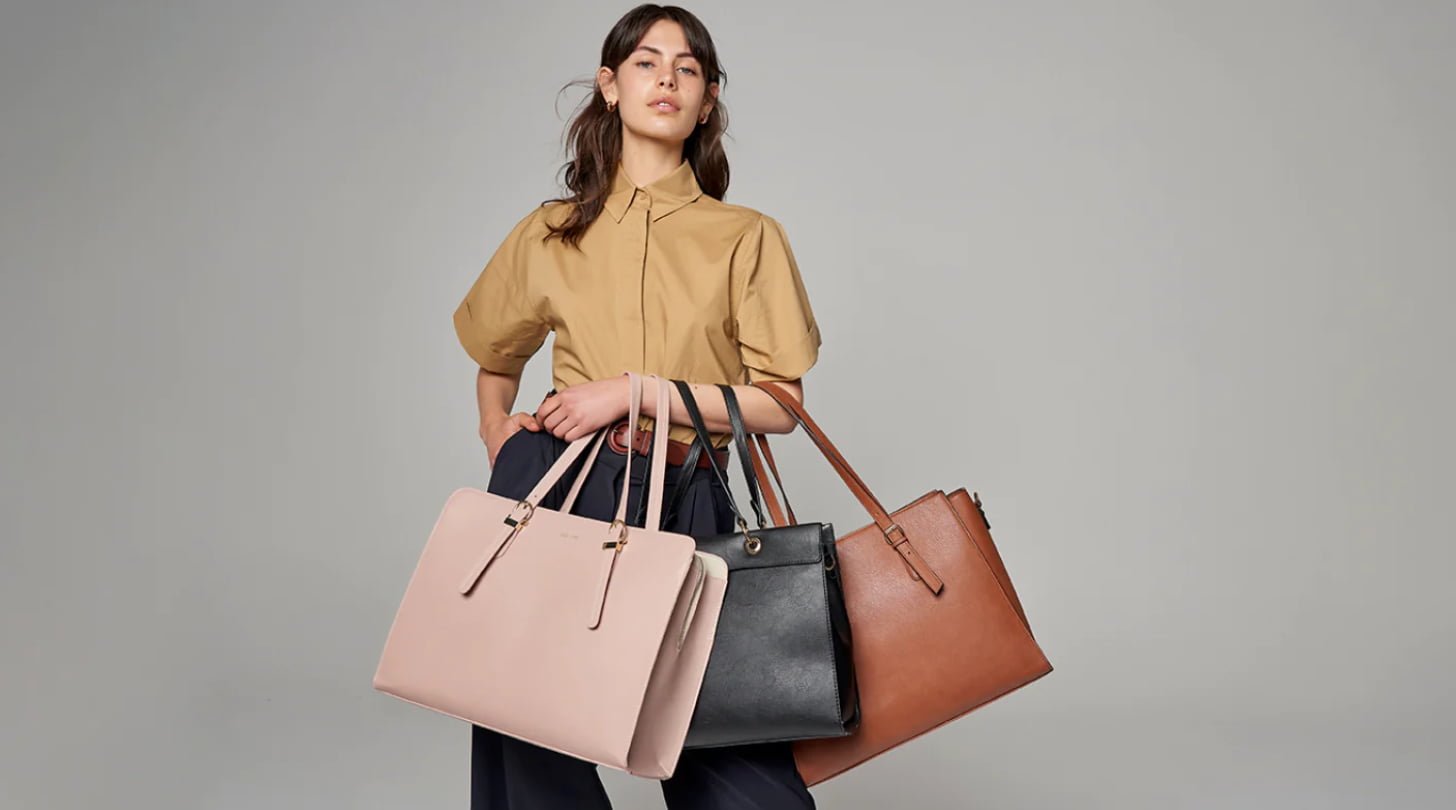 You are currently viewing The Benefits of Shopping for Leather Handbags Online